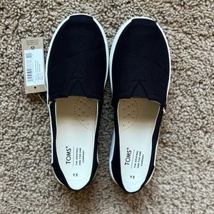 TOMS kids shoes, size 3Y